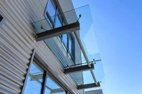 酒泉为什么要给钢结构雨棚打孔!